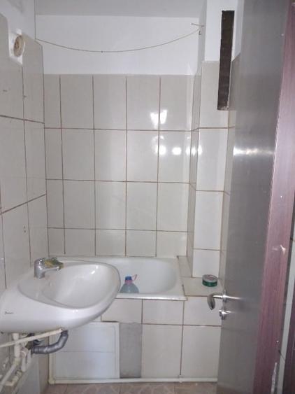 Apartament cu 3 camere semidecomandat în Micro 14