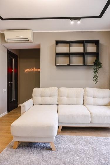 Apartament cu 3 camere semidecomandat în P-ța Victoriei