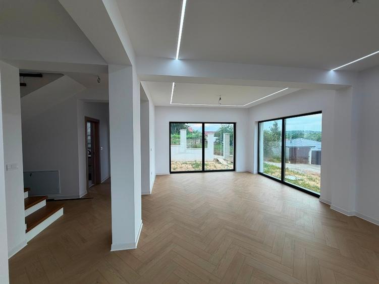Casă individuală cu 4 camere cu Canalizare în Bucium