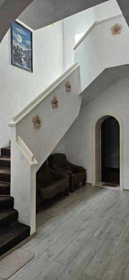 Casă cu 8 camere cu Teren 350 Mp în Burdea
