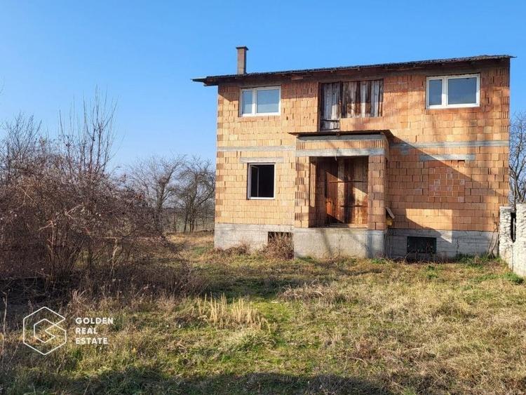 Casă individuală cu 3 camere cu Teren 7105 Mp în Central