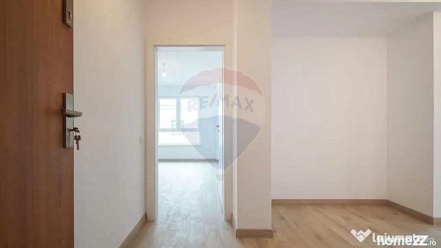 Apartament cu 3 camere semidecomandat în Tractorul