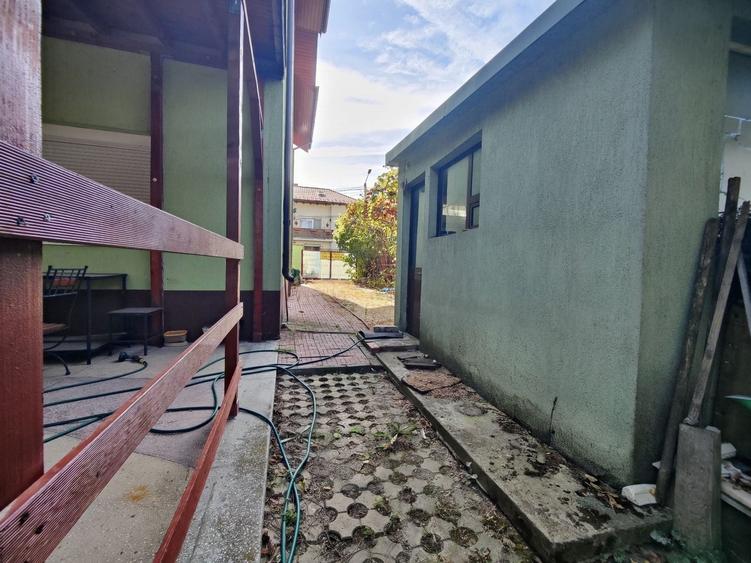 Casă cu 6 camere cu Canalizare în Central