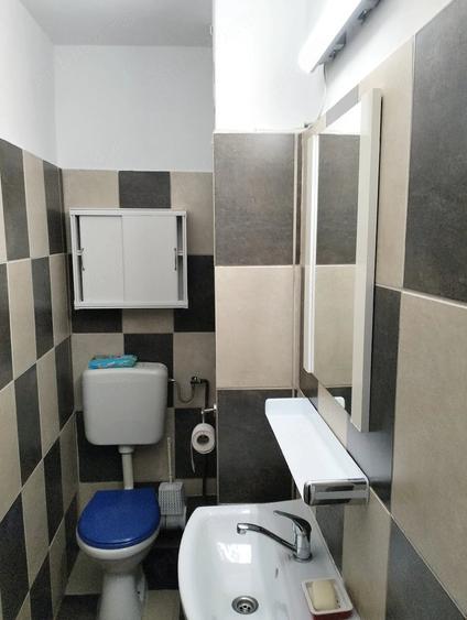 Apartament cu 3 camere semidecomandat în Rahova
