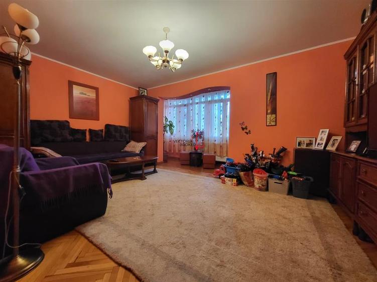 Apartament cu 4 camere decomandat, mobilat în Titan