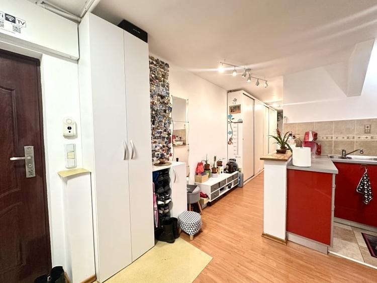 Apartament cu 3 camere semidecomandat, mobilat în Aradului