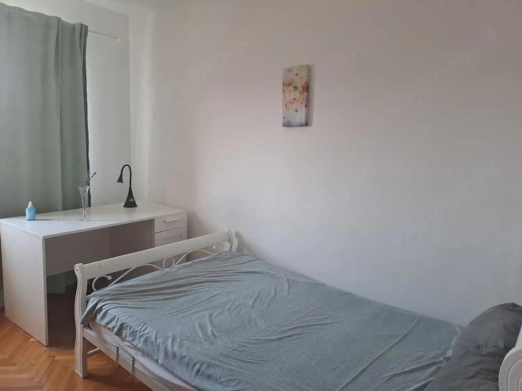 Apartament cu 3 camere decomandat în Intim
