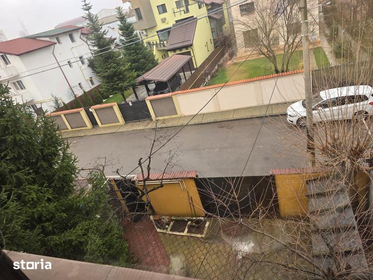 Casă cu 9 camere cu Teren 245 Mp în Apărătorii Patriei