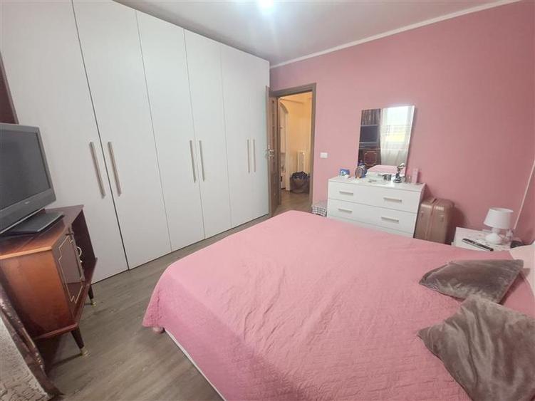Apartament cu 3 camere semidecomandat, mobilat în Milcov