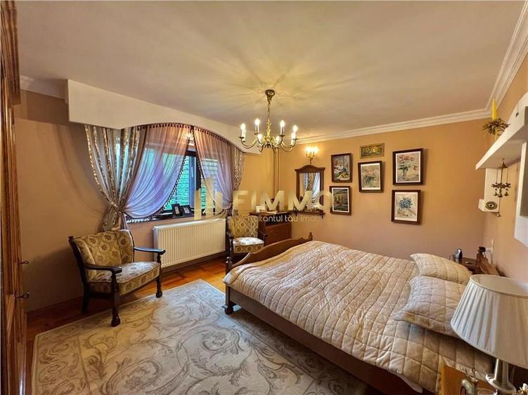 Casă individuală cu 9 camere cu Canalizare în Central
