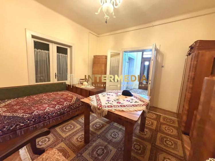 Casă individuală cu 6 camere cu Canalizare în Central