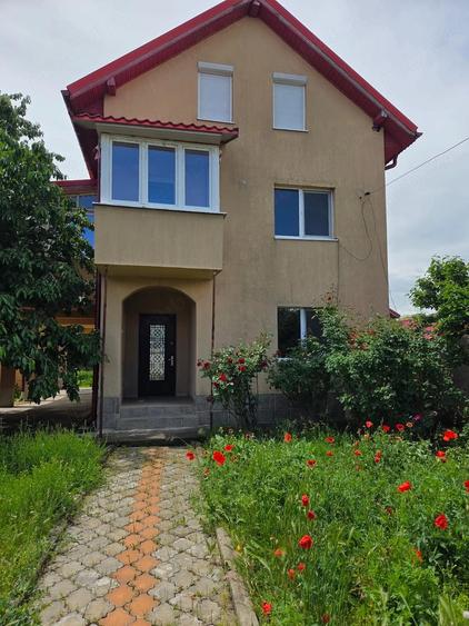 Casă cu 6 camere cu Teren 2900 Mp în Olteni