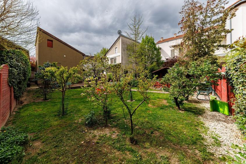 Casă individuală cu 7 camere cu Canalizare în Central