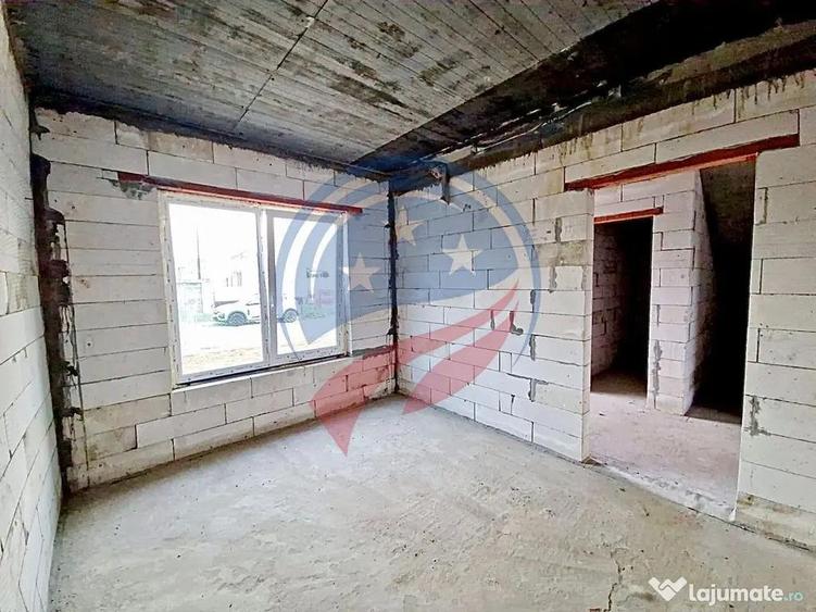 Casă cu 7 camere cu Teren 500 Mp în Central