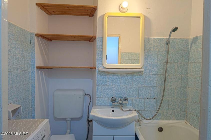 Apartament cu 3 camere semidecomandat în Șagului