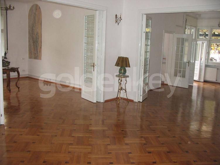 Apartament cu 5 camere semidecomandat în Dorobanți