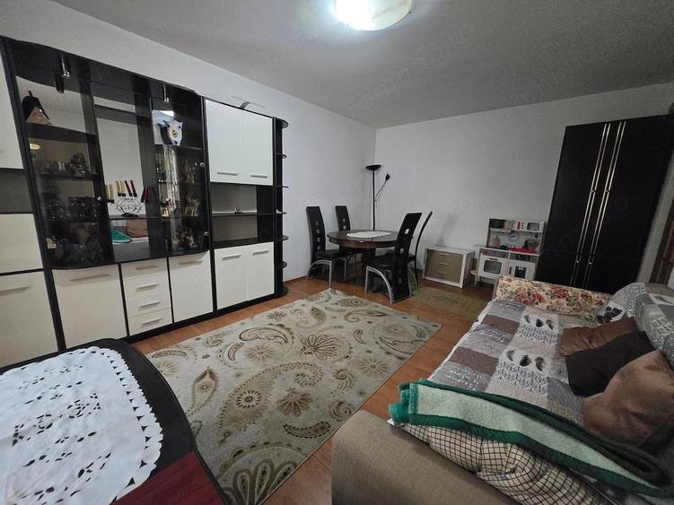 Apartament cu 3 camere decomandat în Aradului