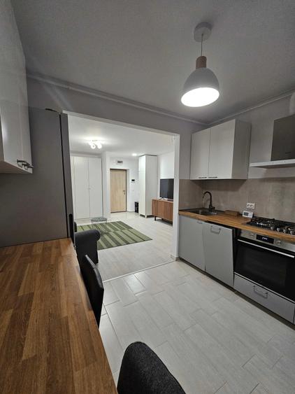 Apartament cu 3 camere semidecomandat în Titan