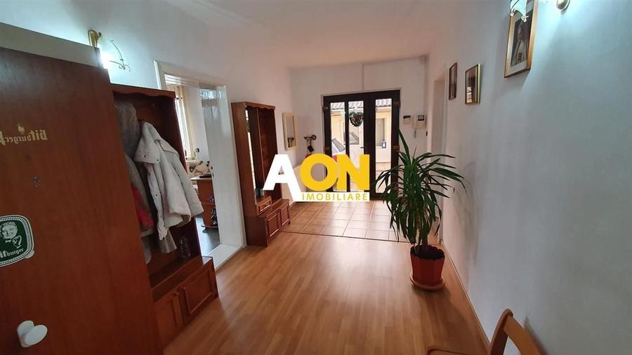Casă individuală cu 7 camere cu Canalizare în Sântimbru
