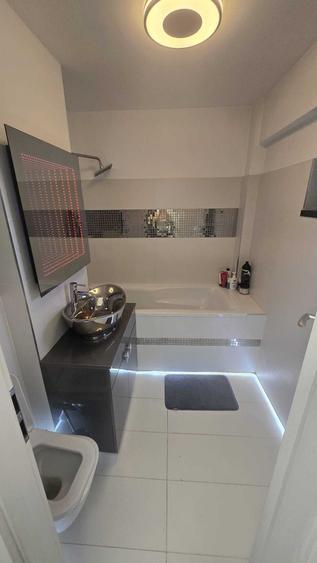 Apartament cu 4 camere semidecomandat în Crângași