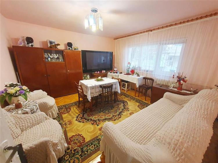 Apartament cu 3 camere decomandat în Girocului