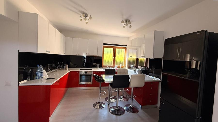 Casă cu 4 camere în Central