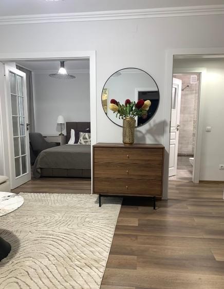 Apartament cu 3 camere semidecomandat, mobilat în Ultracentral