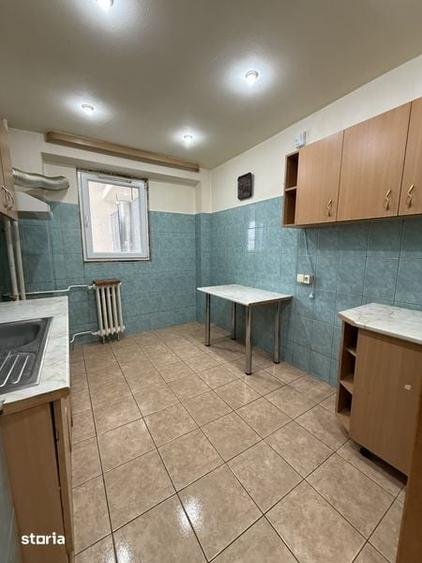 Apartament cu 4 camere semidecomandat în Colentina