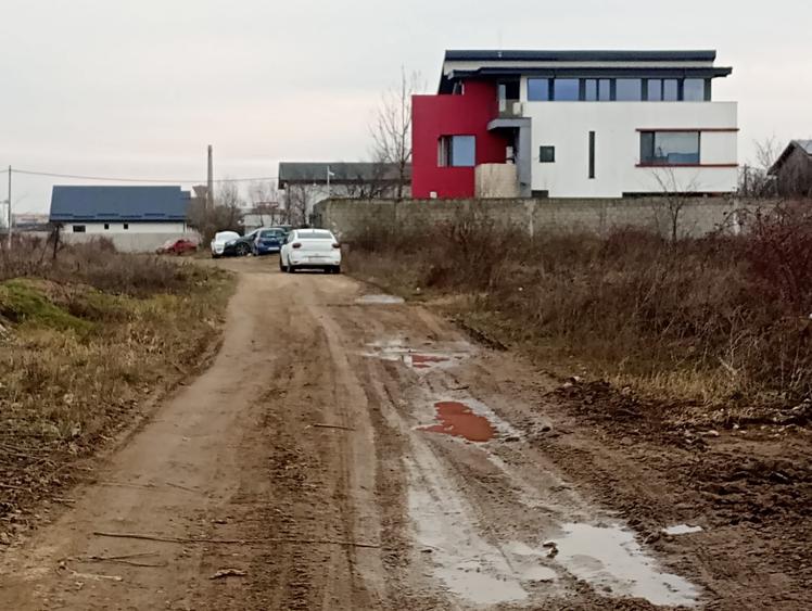 Teren agricol intravilan de 1300 mp, în Est
