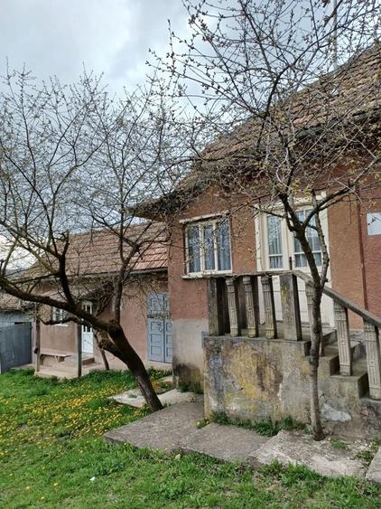 Casă cu 4 camere în Almașu