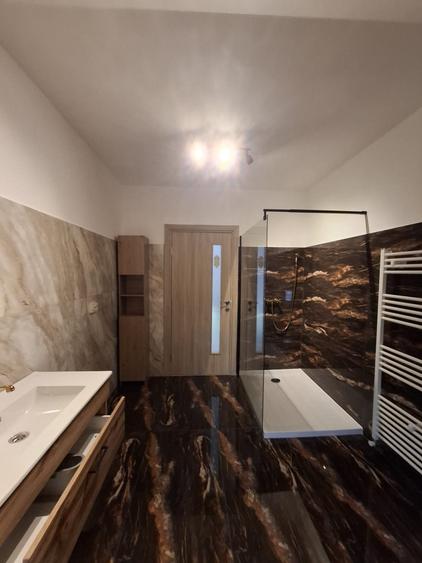 Casă individuală cu 5 camere cu Canalizare în Carani
