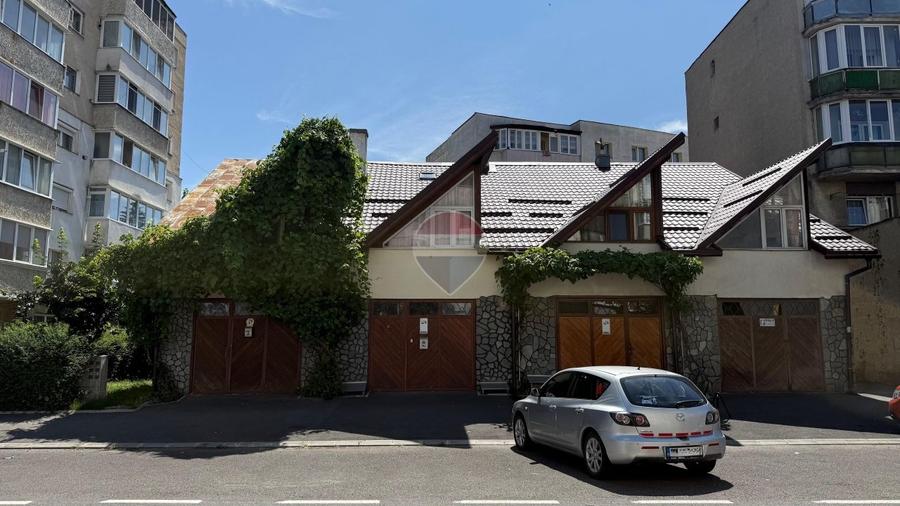 Apartament cu 3 camere semidecomandat, mobilat în Florilor
