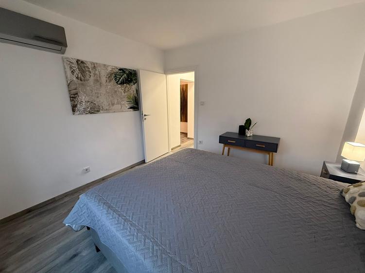 Apartament cu 3 camere semidecomandat în 13 Septembrie