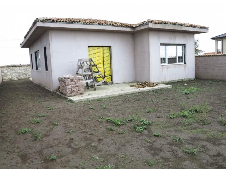Casă individuală cu 3 camere cu Canalizare în Central