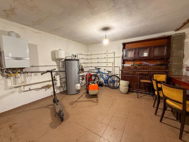 Casă individuală cu 8 camere cu Teren 1318 Mp în Central