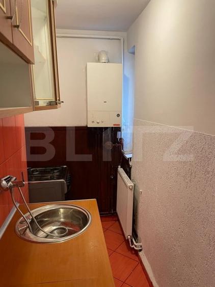 Apartament cu 3 camere semidecomandat, mobilat în Rovinari