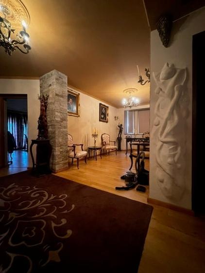 Casă cu 6 camere cu Teren 1576 Mp în Băneasa