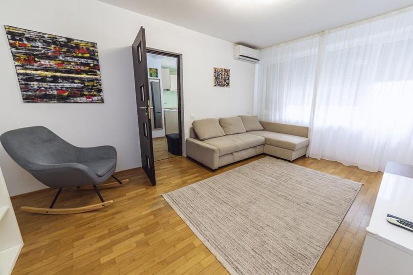 Apartament cu 3 camere semidecomandat, mobilat în Titan