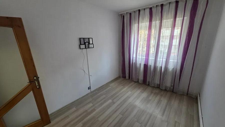 Apartament cu 4 camere decomandat în Casa de Cultură