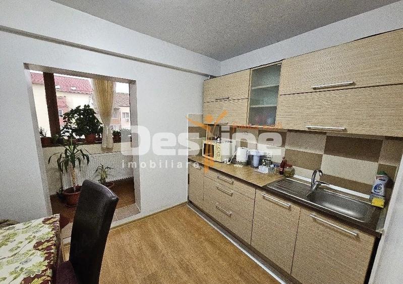 Apartament cu 3 camere decomandat, mobilat în Soarelui