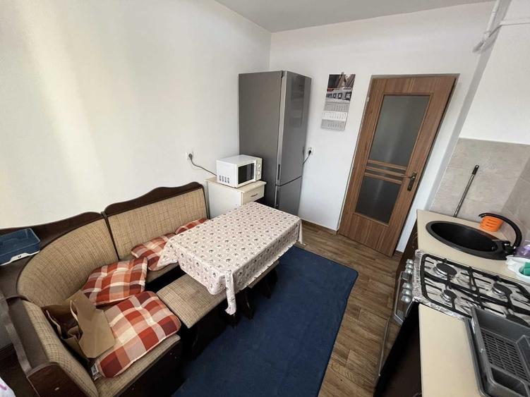 Apartament cu 3 camere decomandat în Cetate