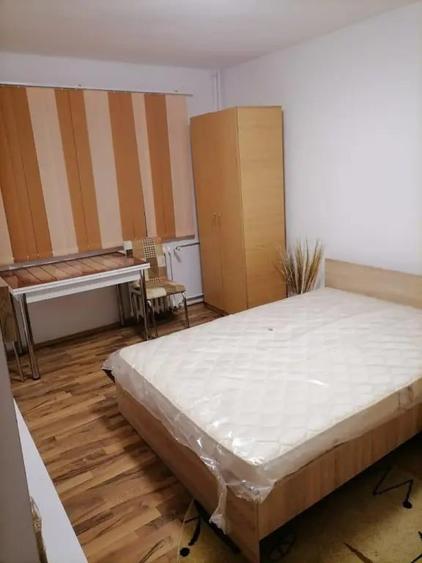 Garsonieră decomandată în Vest