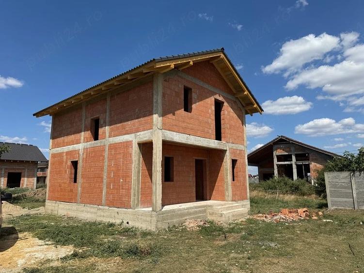 Casă cu 4 camere cu Teren 574 Mp în Moșnița Nouă