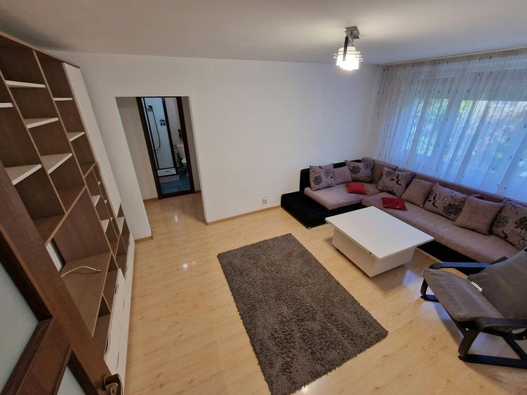 Apartament cu 3 camere semidecomandat în Brâncoveanu