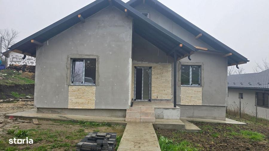Casă cu 3 camere decomandat în Miroslava