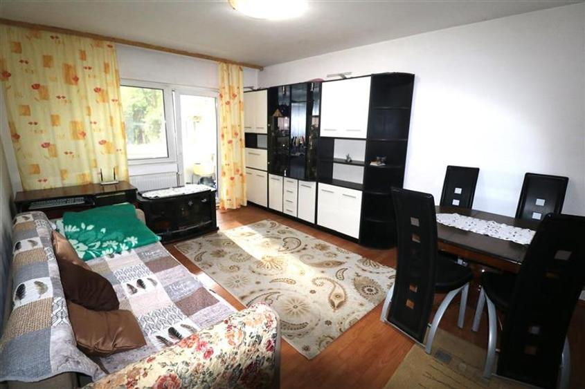 Apartament cu 3 camere decomandat în Aradului