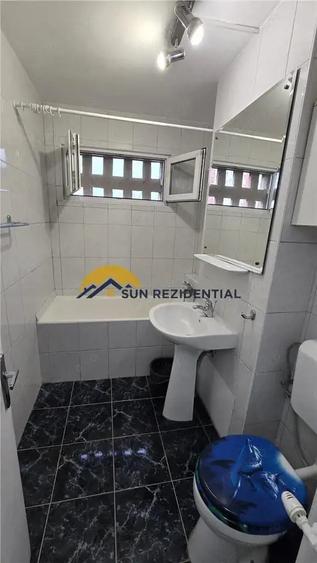 Apartament cu 3 camere semidecomandat în Berceni