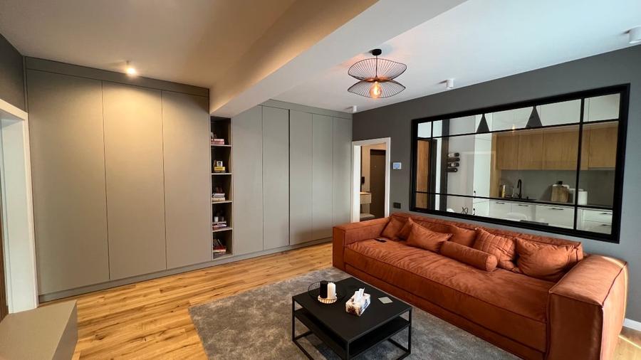 Apartament cu 3 camere semidecomandat, mobilat în Calea Călărașilor