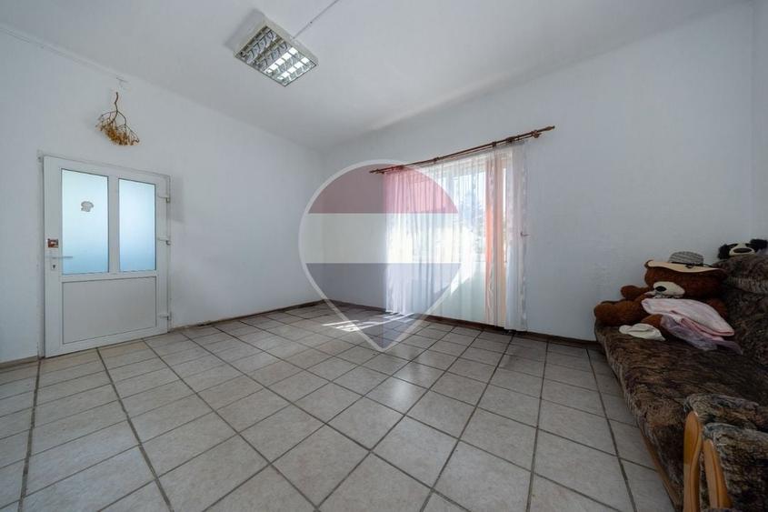 Casă individuală cu 6 camere cu Teren 1048 Mp în Satulung