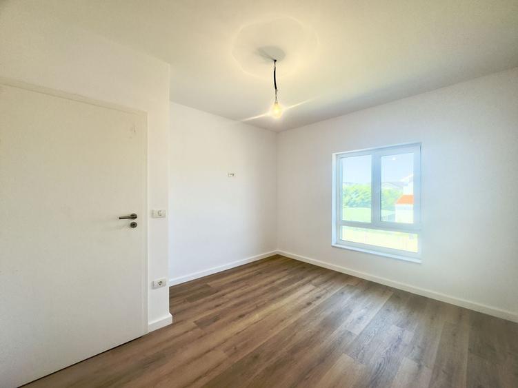 Duplex cu 5 camere cu Canalizare în Dumbrăvița